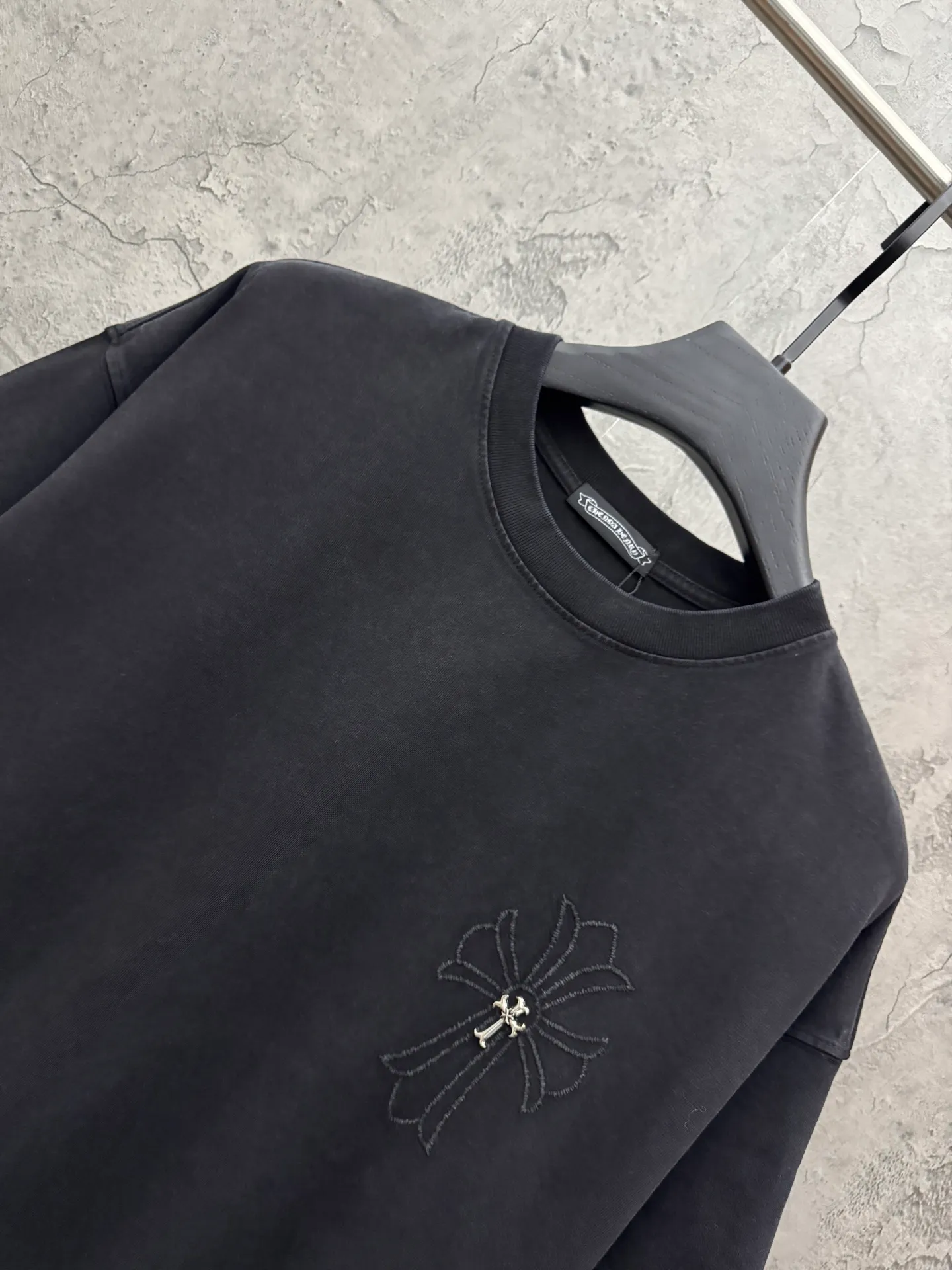 P220 top version, real shot without P, ​​different from market currency) 𝗖𝗵𝗿𝗼𝗺𝗲 𝗛𝗲𝗮𝗿𝘁𝘀/Croxin 2026 Spring New Original Single Counter American Washed 3D Three-dimensional Embroidered Couple Short Sleeves 👑The highest version! Customized fabric 320 grams, washed and fried. Best-selling model at the counter. Very comfortable to wear. Accessories: Original molded and authenticated collar label➕100% silk wash label. Genuine purchase-grade original hangtag➕matching hanging rope➕3D hanging beads➕original packaging bag. Craftsmanship: The original version has consistent wiring! The highest version of the armhole matching technique! Color: Gray Black Size: S M L XL Style No.: 6613